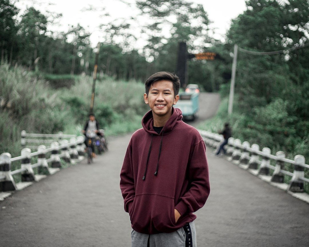 Man posing outdoors in natural light, an example of a good dating profile picture